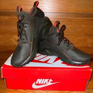 Nike Air Huarache Run Ultra in dark green